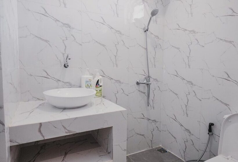 Отель Reddoorz Premium @ Permata Baloi Green