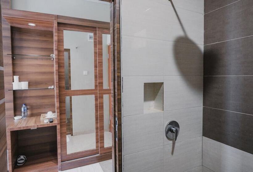 Отель Reddoorz Premium @ Permata Baloi Green