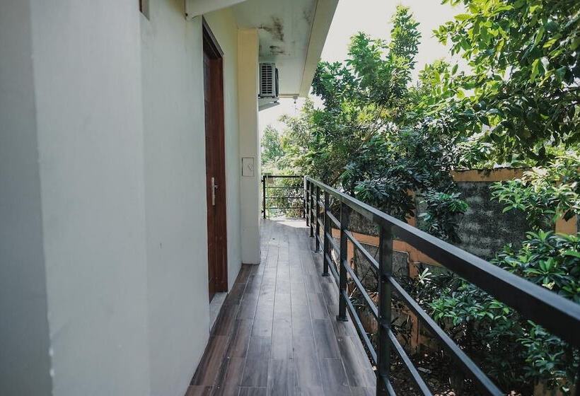 Отель Reddoorz Premium @ Permata Baloi Green