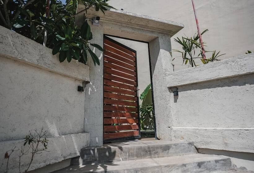 Отель Reddoorz Premium @ Permata Baloi Green