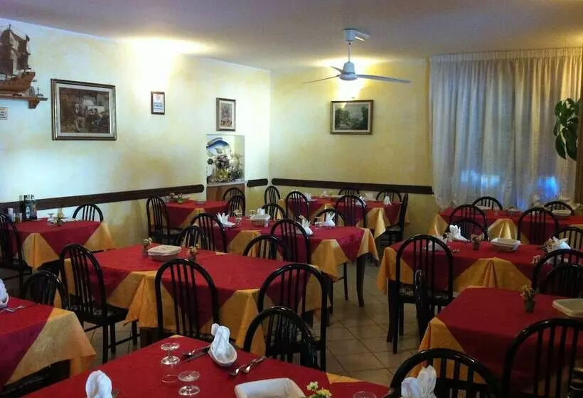 Hotelli Albergo Alla Nave