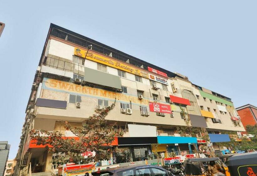 בית מלון כפרי Oyo 85160 Sri Vasudha Residency