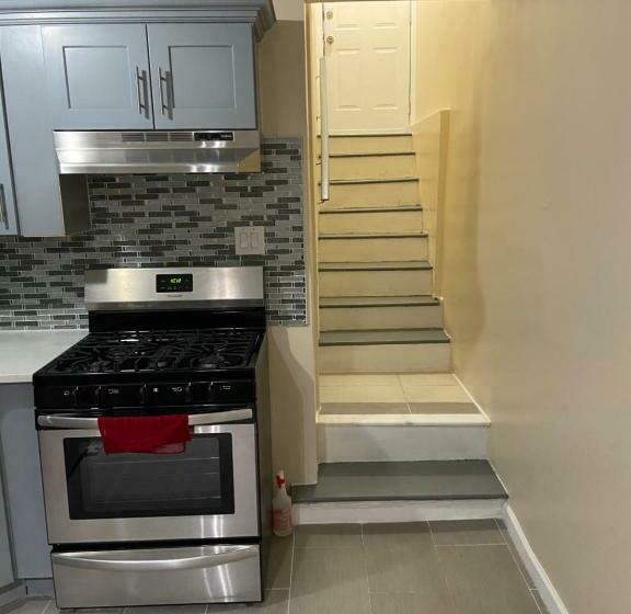 膳宿费 A Delightful Room In Queens