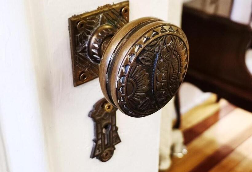 تختخواب و صبحانه No 1 Grafton Inn