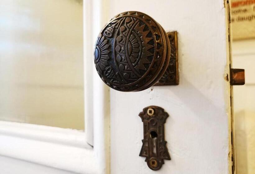 تختخواب و صبحانه No 1 Grafton Inn