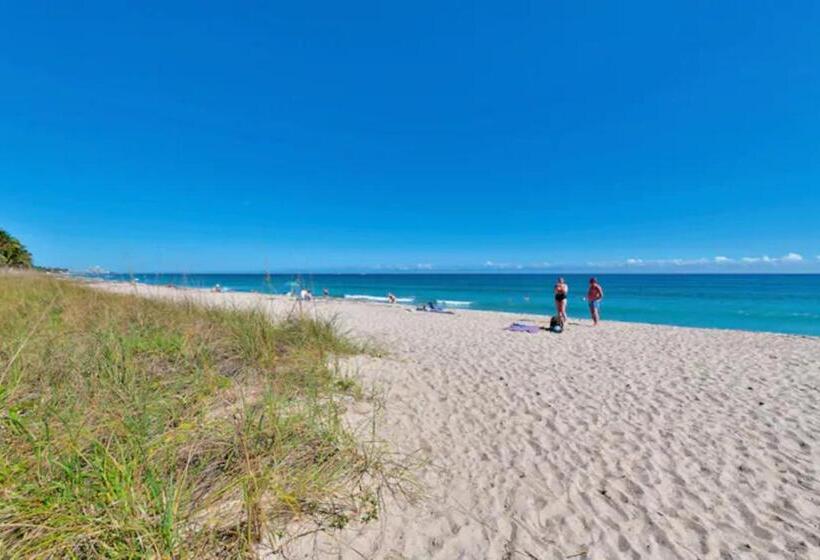 Tropical Beach Condo Pool, Shops, 86 Tv, Wifi