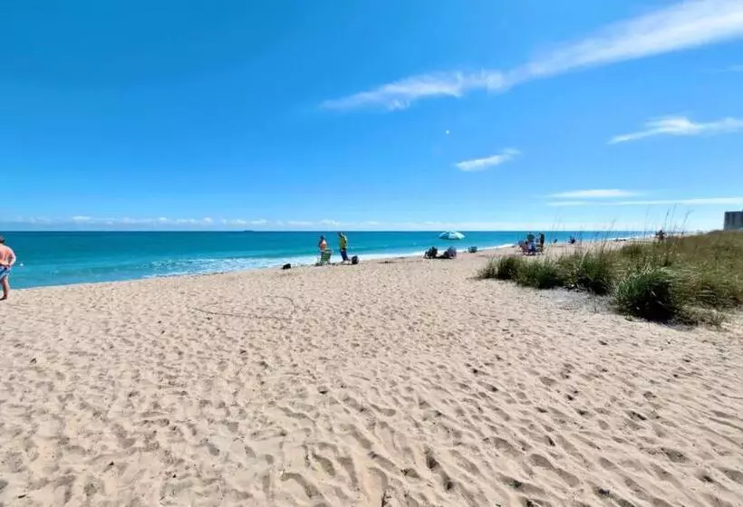 Tropical Beach Condo   Pool, Shops, 86 Tv, Wifi