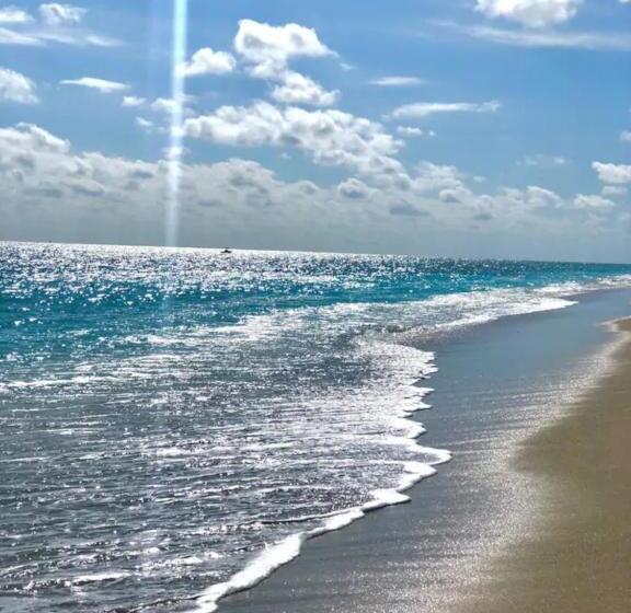 Tropical Beach Condo Pool, Shops, 86 Tv, Wifi