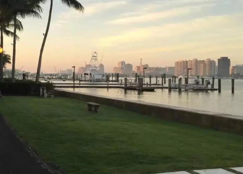 Tropical Beach Condo   Pool, Shops, 86 Tv, Wifi