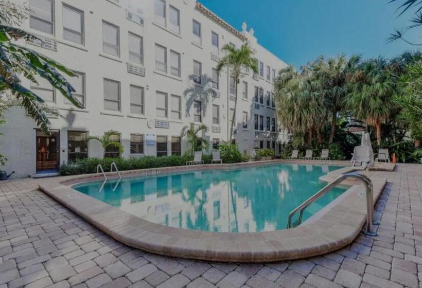 Tropical Beach Condo Pool, Shops, 86 Tv, Wifi