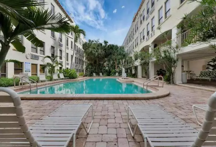 Tropical Beach Condo   Pool, Shops, 86 Tv, Wifi