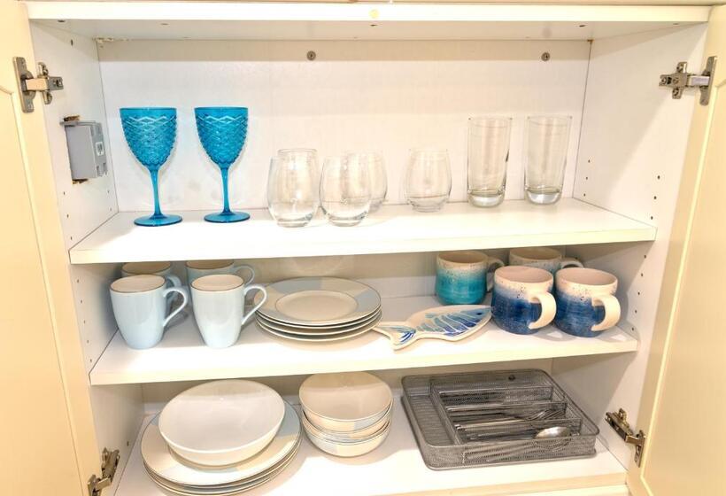 Tropical Beach Condo Pool, Shops, 86 Tv, Wifi