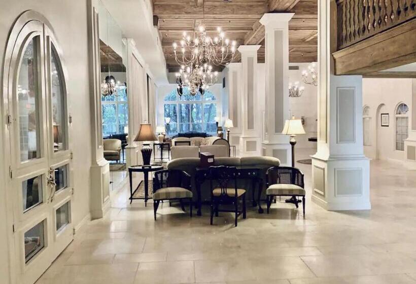 Tropical Beach Condo Pool, Shops, 86 Tv, Wifi