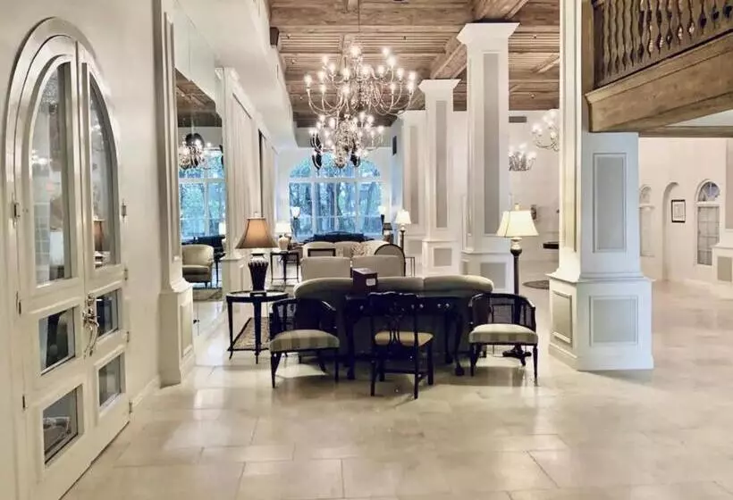 Tropical Beach Condo   Pool, Shops, 86 Tv, Wifi