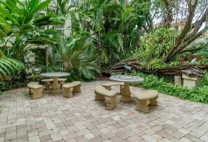 Tropical Beach Condo   Pool, Shops, 86 Tv, Wifi