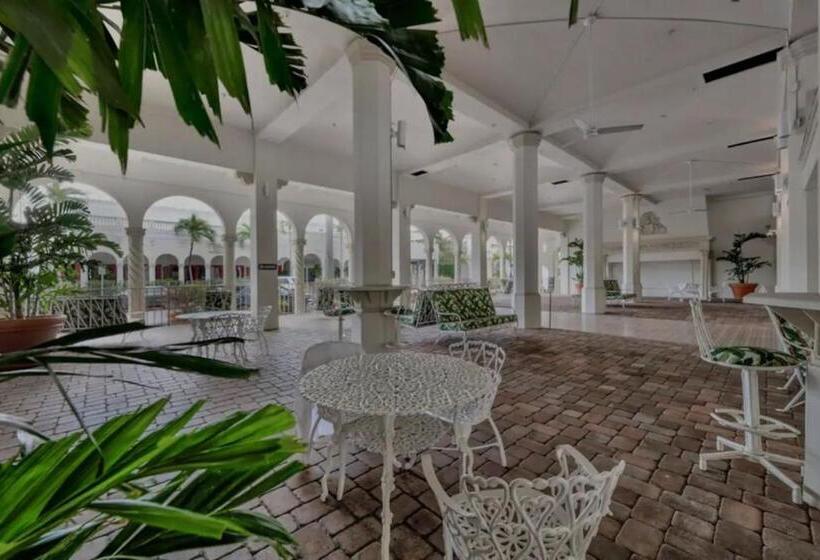 Tropical Beach Condo Pool, Shops, 86 Tv, Wifi