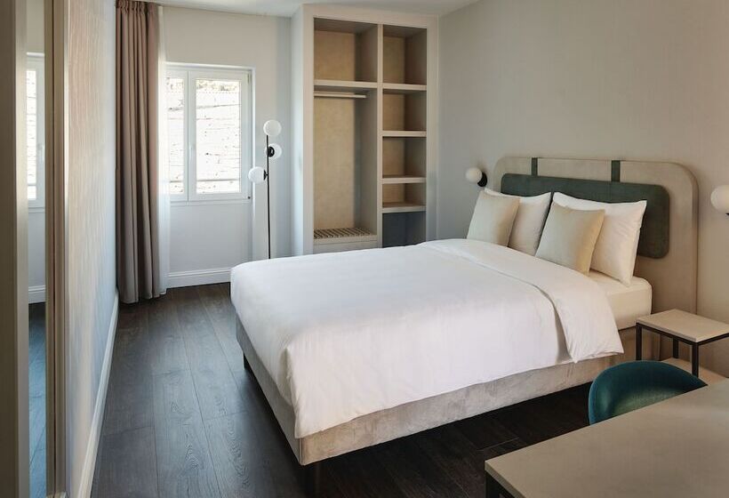 Vista Lakefront Boutique