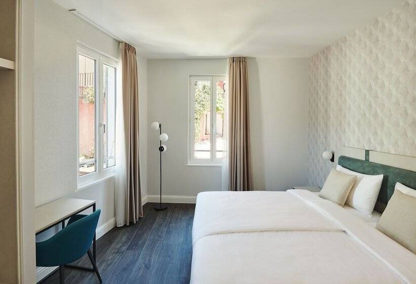 Vista Lakefront Boutique