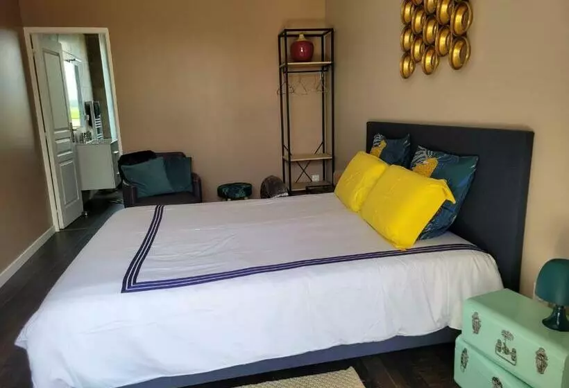 تختخواب و صبحانه Mas Tareau La Goyaw