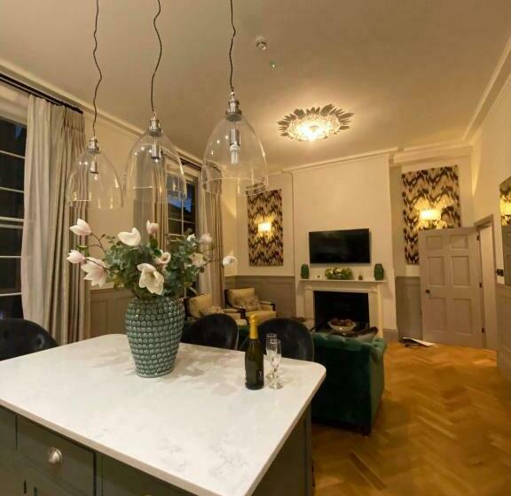 Ch1 Boutique Stays Roman Bath Suite