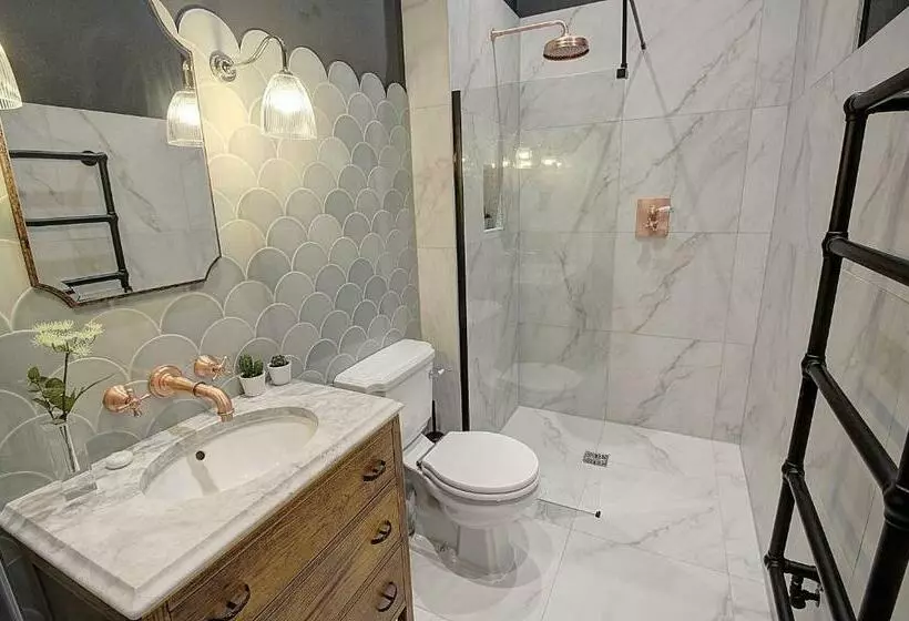 Ch1 Boutique Stays Roman Bath Suite
