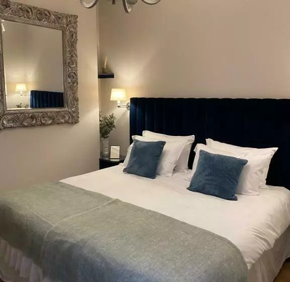 Ch1 Boutique Stays Roman Bath Suite