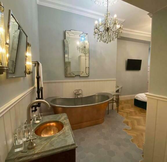 Ch1 Boutique Stays Roman Bath Suite