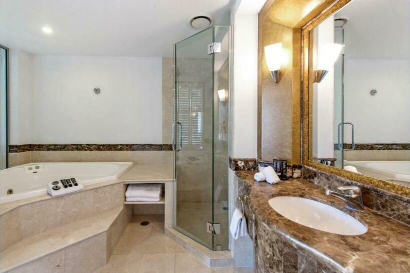 בית מלון כפרי Legends  Penthouse Lvl Spa Suite In Surfers Paradise