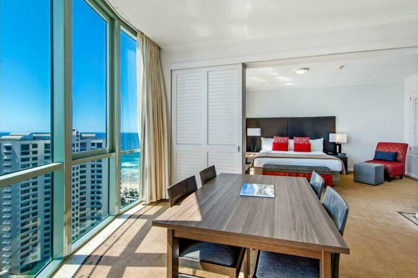 בית מלון כפרי Legends  Penthouse Lvl Spa Suite In Surfers Paradise