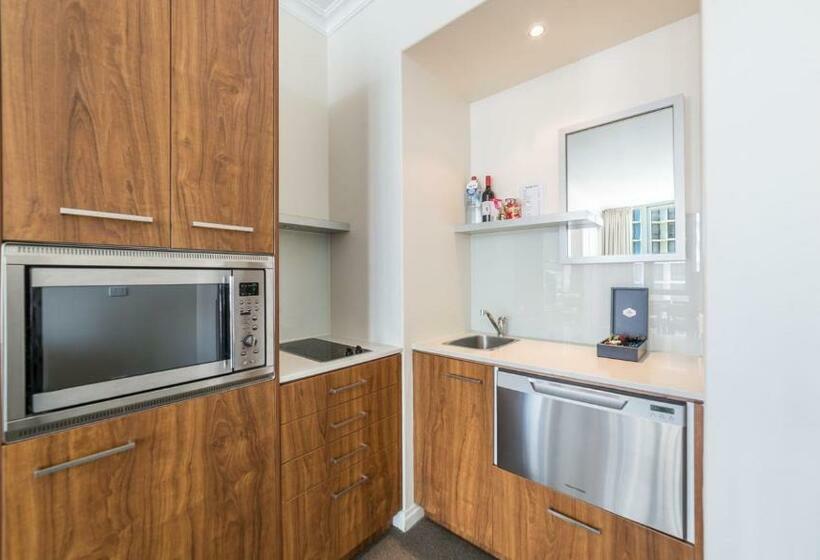 בית מלון כפרי Legends  Penthouse Lvl Spa Suite In Surfers Paradise