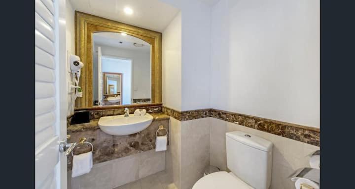 בית מלון כפרי Legends  Penthouse Lvl Spa Suite In Surfers Paradise