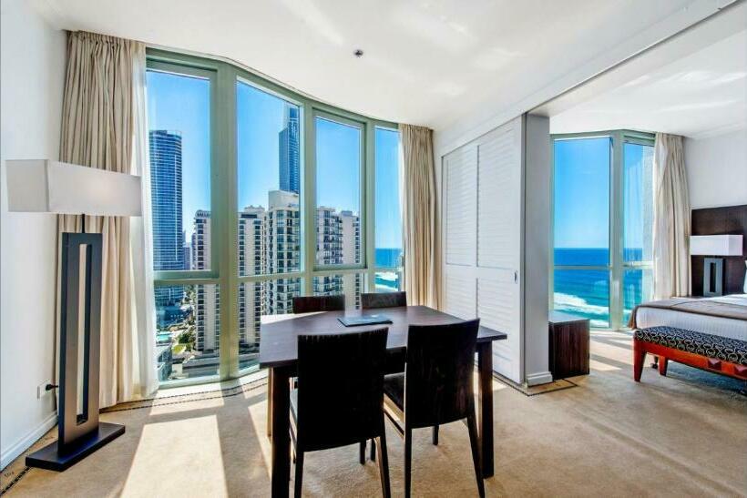 בית מלון כפרי Legends  Penthouse Lvl Spa Suite In Surfers Paradise