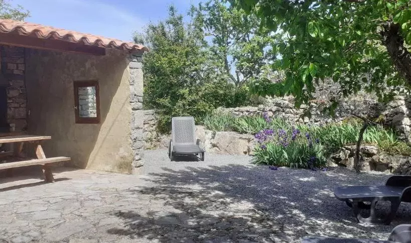 Majatalo Gîte L Escoussou Au Calme, 6p, 4ch, 130m2, Charme Et Nature, Piscine Chauffée, Sud Ardèche