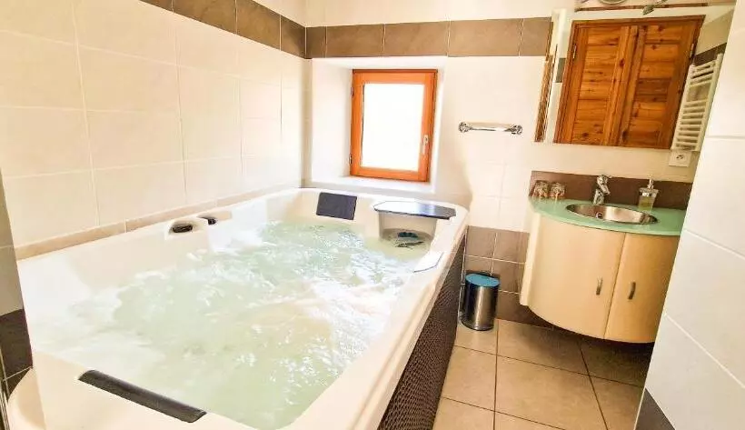 ベッドアンドブレックファースト Les Clarines Perceneige   Chambre D Hôtes Vue Sur Montagne