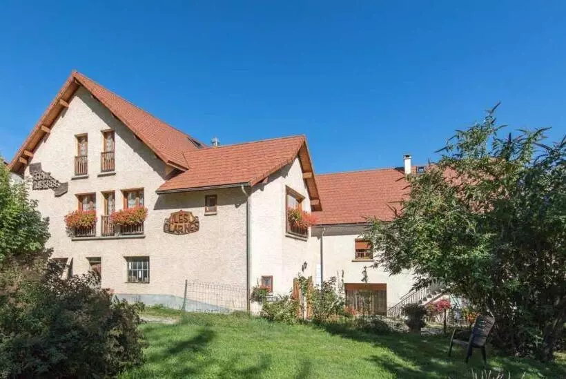 ベッドアンドブレックファースト Les Clarines Perceneige   Chambre D Hôtes Vue Sur Montagne