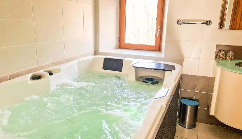 ベッドアンドブレックファースト Les Clarines Perceneige   Chambre D Hôtes Vue Sur Montagne