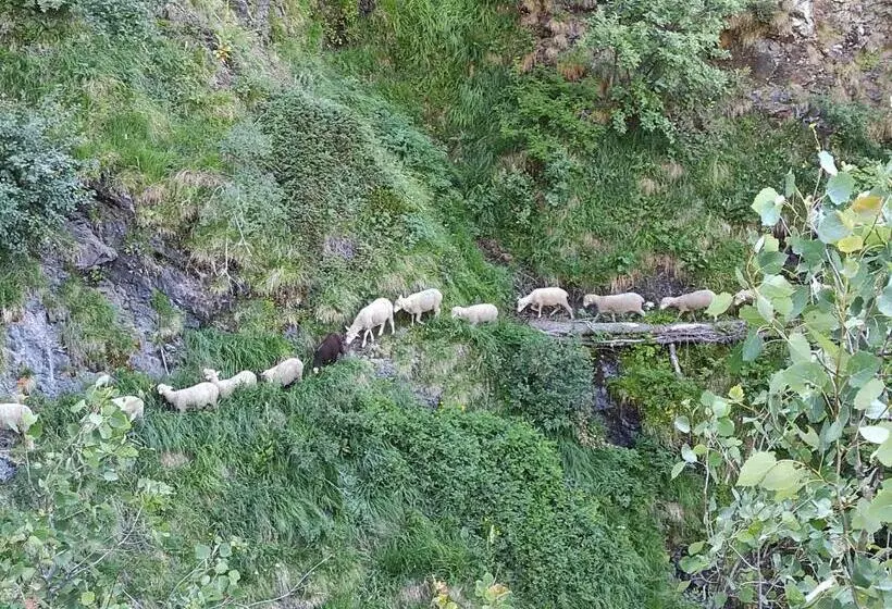 ベッドアンドブレックファースト Les Clarines Perceneige   Chambre D Hôtes Vue Sur Montagne
