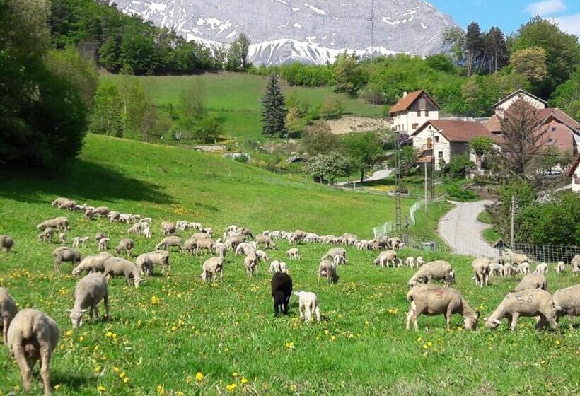 Bed and Breakfast Les Clarines Perceneige   Chambre D Hôtes Vue Sur Montagne