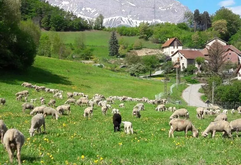 ベッドアンドブレックファースト Les Clarines Perceneige   Chambre D Hôtes Vue Sur Montagne