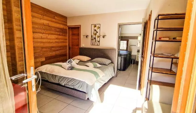 ベッドアンドブレックファースト Les Clarines Perceneige   Chambre D Hôtes Vue Sur Montagne