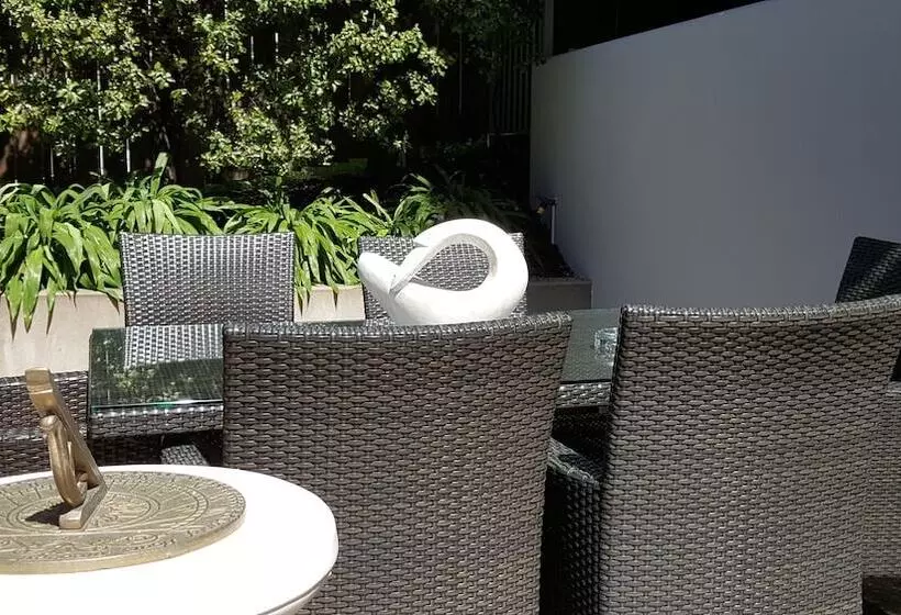 Hotel Bluestone On George