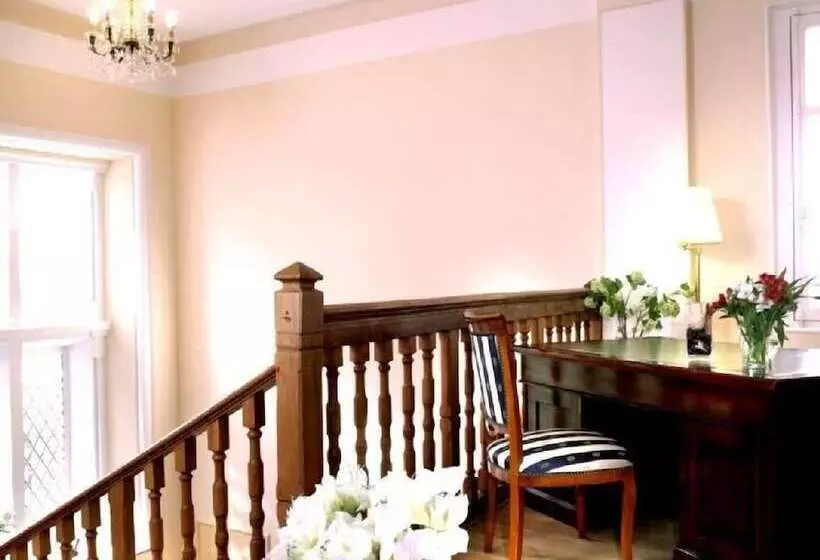 Отель Villa La Chêneraie