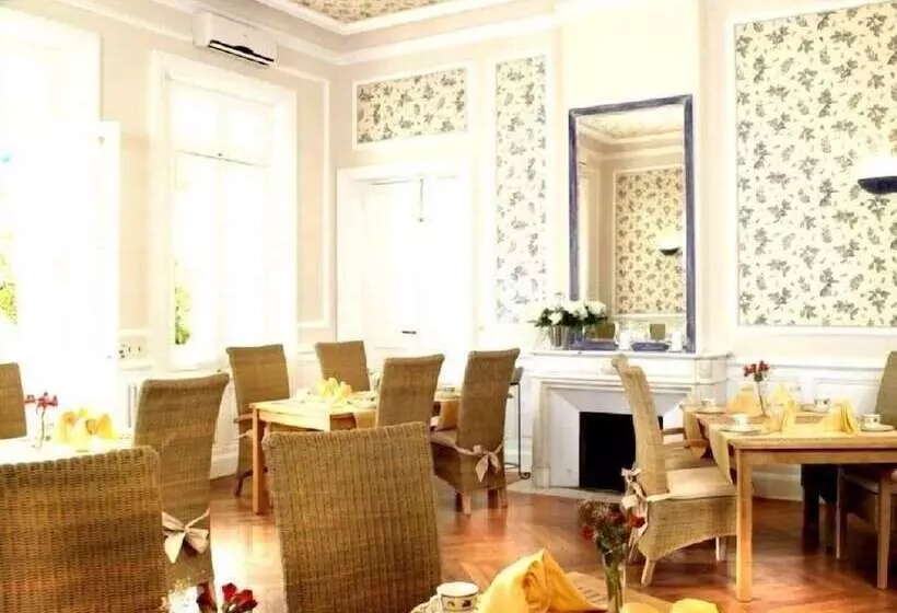 Отель Villa La Chêneraie