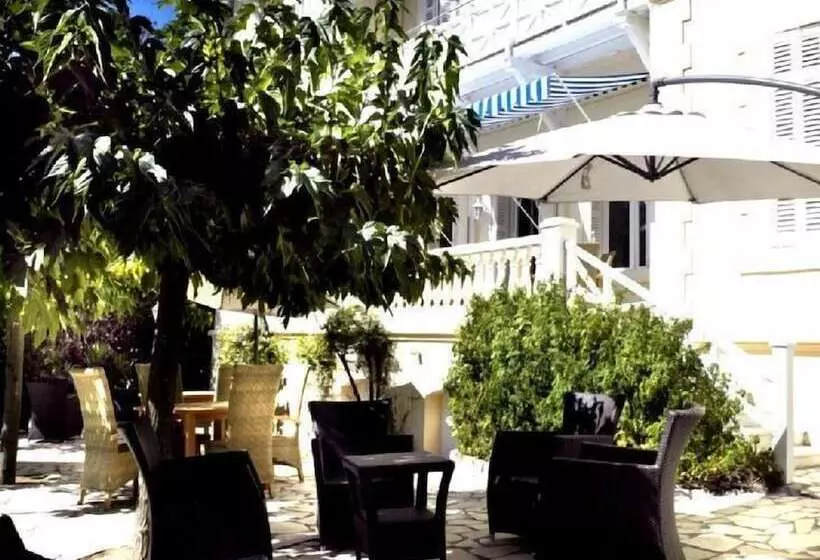 Отель Villa La Chêneraie