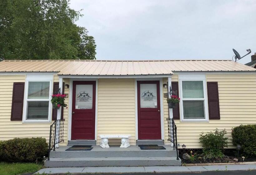 Hills Motel & Marina