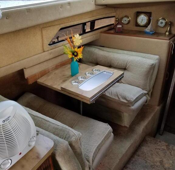 Hills Motel & Marina