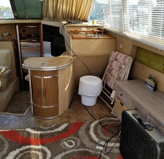 Hills Motel & Marina