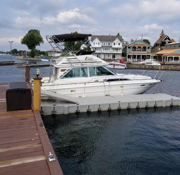 Hills Motel & Marina