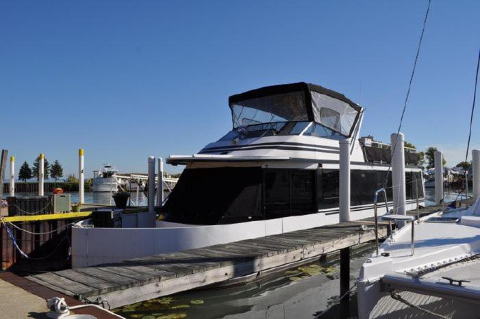 Hills Motel & Marina