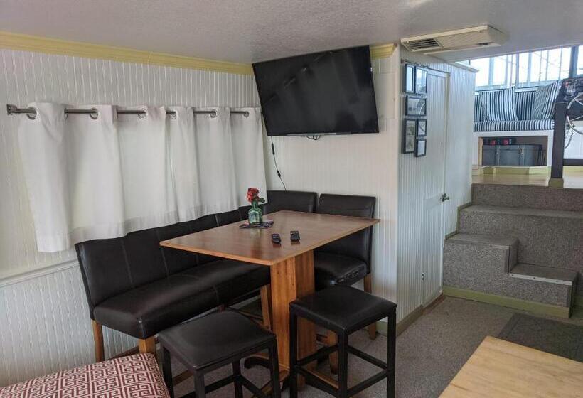 Hills Motel & Marina